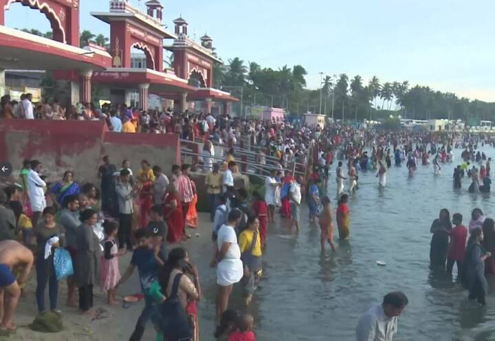 ભગવાનની ઉપાસના માટે એકાગ્રતા ખૂબ જ મહત્વપૂર્ણ છે, તો જ આપણે તેમની સાથે આધ્યાત્મિક રીતે જોડાઈ શકીશું. એવી ધાર્મિક માન્યતા છે કે જો આપણે મંદિર કે પૂજા સ્થાનમાં પૂર્વજોનો ફોટો લગાવીએ તો આપણું ધ્યાન ભટતી જાય છે અને આપણને એ દુઃખદ ક્ષણ યાદ આવે છે જ્યારે આપણે તેમને ગુમાવ્યા હતા. આવી સ્થિતિમાં નકારાત્મક ઉર્જા ઉત્પન્ન થશે અને ભગવાનની પૂજામાં મન નહીં લાગે. (તસવીર સૌજન્યઃ એએનઆઈ)