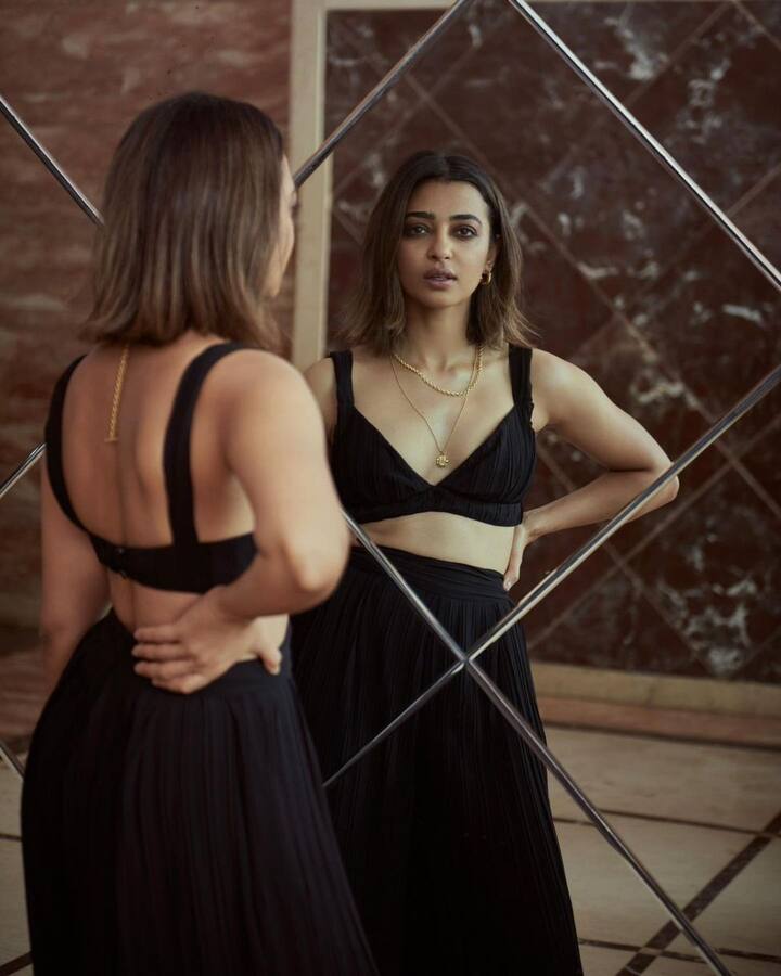 Radhika apte: ડીપ નેક બ્લાઉઝમાં રાધિકા આપ્ટેનો હોટ અંદાજ, જુઓ વાયરલ તસવીરો