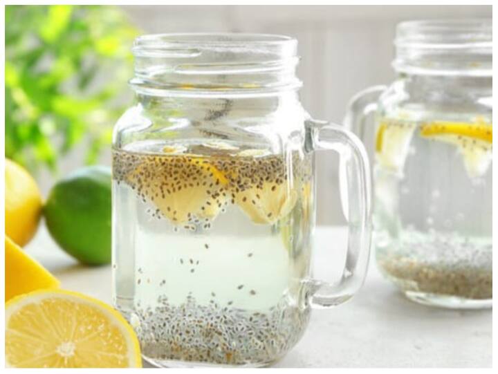 चिया सीड्स खाने का सबसे आसान तरीका है कि आप इसे पानी में डालकर पी लें. रातभर चिया सीड्स को 1 गिलास पानी में भिगो दें और सुबह नींबू डालकर पी लें.