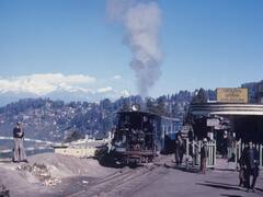 Railway News: बड़ी खूबसूरत है दार्जिलिंग हिमालयन रेल यात्रा, टॉय ट्रेन की तस्वीरों से लें इसका आनंद