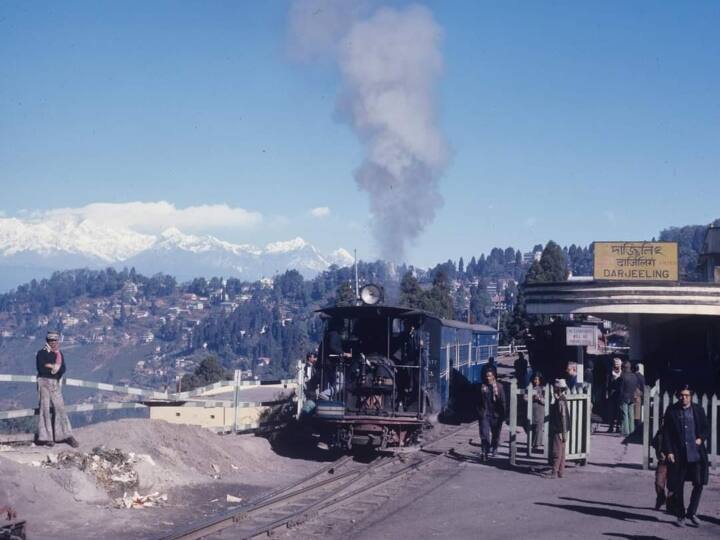 देश में यूं तो खूबसूरती को संजोए हुए बहुत से हिस्से हैं. दार्जिलिंग अपने आप में सबसे अलग है. उससे भी उम्दा है यहां की टॉय ट्रेन... जिसमें सवारी करके आप पहाड़, झरने, बादल, बारिश, ठंड आदि का मजा एक साथ ले सकते हैं.