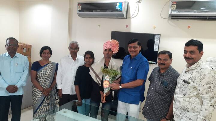 मुलाच्या शिक्षणासाठी विनायकच्या आईने भांडी धुणी करायला सुरुवात केली आणि एका छोट्याशा रूममध्ये चार भावंडं अभ्यास करत मोठी झाली.