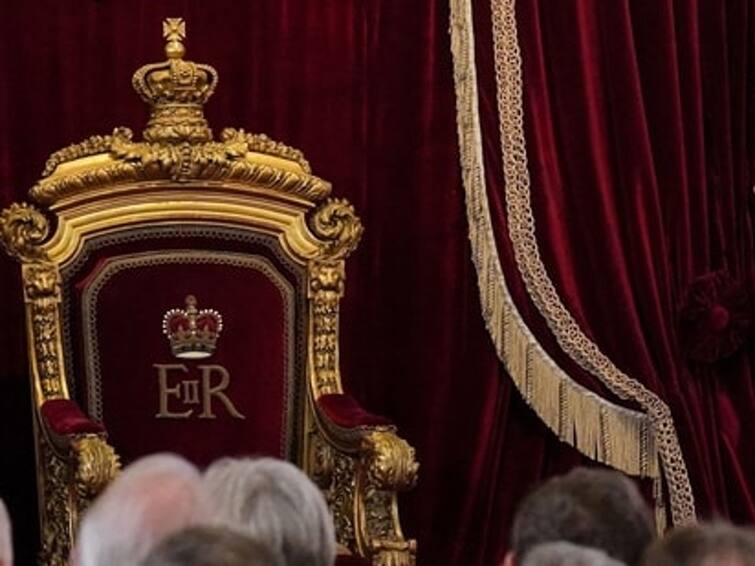 On throne during Charles III's accession, Queen’s symbol 'EIIR': What it means EIIR: கிங் சார்லஸ் பதவியேற்பு: அரியணையில் குறிப்பிடப்பட்டுள்ள ’EIIR'க்கு அர்த்தம் என்ன?