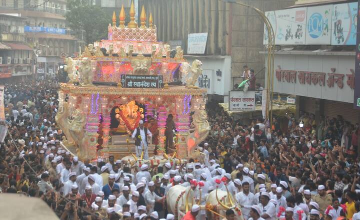 अनंत चतुर्दशीला 'दगडूशेठ' चे गणपती बाप्पा हजारो मोतिया रंगाच्या व एलईडी दिव्यांनी उजळलेल्या श्री स्वानंदेश रथामध्ये विराजमान होत सांगता मिरवणुकीत सहभागी झाले.