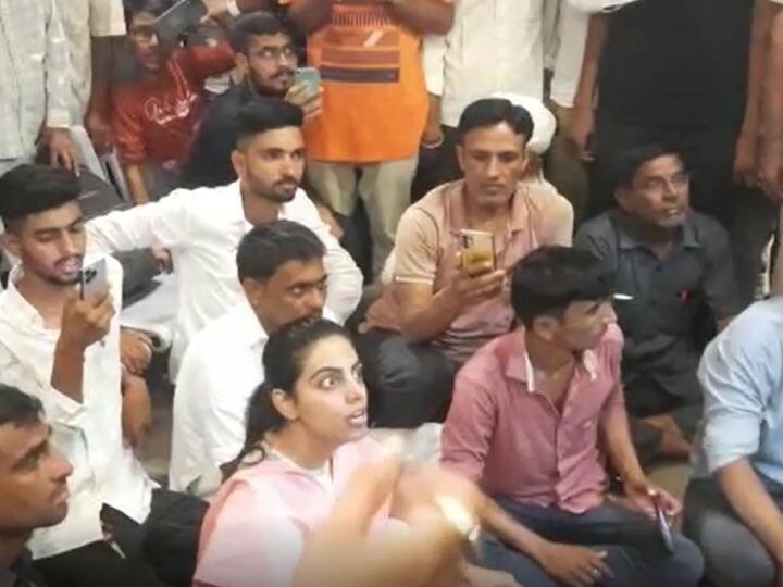 Jodhpur Osian MLA Divya Maderna sitting on dharna in the hospital against arbitrary recovery ANN Jodhpur: निजी अस्पताल में धरने पर बैठीं विधायक दिव्या मदेरणा, इलाज के नाम पर वसूली का किया विरोध