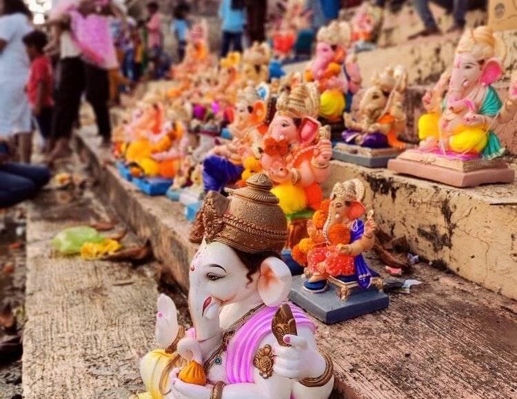 Maharashtra News Nashik News post-immersion views of Godavari River Nashik Nashik Ganeshotsav : दहा दिवस गणेशाची मनोभावे पूजा, मग विसर्जनानंतर मुर्त्यांची अशी अवस्था का होते?