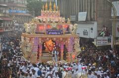 Pune ganesh Festival 2022: डोळ्यांचं पारणं फेडणारं दृष्य! हजारो पुणेकरांच्या उपस्थितीत दगडूशेठ गणपतीची दिमाखदार मिरवणूक