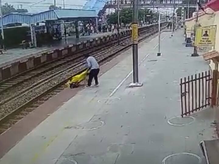 Firozabad Shikohabad railway station train came while crossing track of woman was saved by a railway employee ANN Firozabad News: महिला के रेलवे ट्रैक पार करते वक्त आ गई ट्रेन, रेलवे कर्मी की सूझबूझ से बाल बाल बची जान