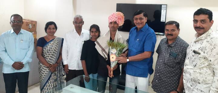 मात्र वडिलांच्या निधनानंतर त्याची आईनेच विनायकचे पालन पोषण केले. लोकांच्या घरात जुने भांडी करून आईने विनायकला शिकवले आणि विनायकने सुद्धा त्या आईच्या कष्टाचे चीज केले.  विनायकला एक भाऊ आणि एक बहीण आहे. वडिलांच्या अपघाती निधनानंतर विनायकच्या आईने शिक्षणासाठी अंबाजोगाई गाठले.