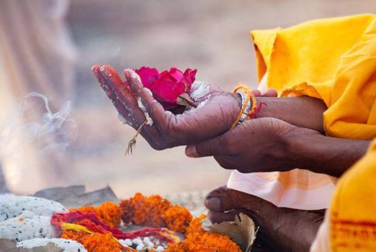પિતૃપક્ષમાં દાન કરવાથી પિતૃઓને તૃપ્તિ મળે છે. પિતૃઓ માટે શ્રાદ્ધ પછી કાળા તલ, મીઠું, ઘઉં, ચોખા, ગાય, સોનું, વસ્ત્ર, ચાંદીનું દાન ખૂબ જ ફળદાયી માનવામાં આવે છે.