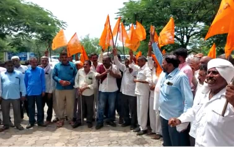 Leaders of Bharatiya Kisan Sangh sat on dharna outside Jitu Vaghani's house BHAVNAGAR: મંત્રી જીતુ વાઘાણીના ઘર બહાર ખેડૂતોના ધરણા, રામધૂન બોલાવી નોંધાવ્યો વિરોધ