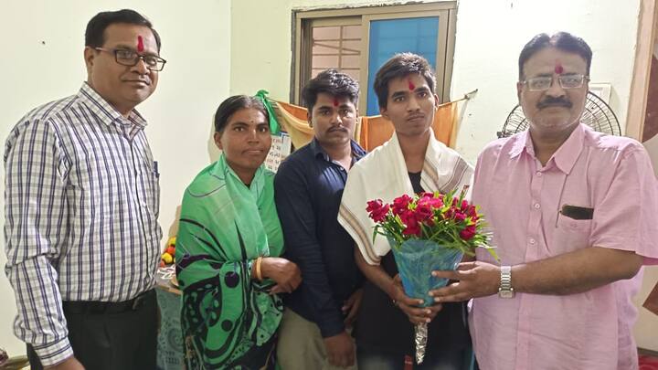 माजलगावमध्ये असताना विनायक सुद्धा जनावरे राखण्याचं काम करत होता.   कोचिंग क्लासेस न लावता विनायकने केवळ यू ट्युबवर अभ्यासक्रमांचे व्हिडीओ पाहून हे यश मिळवलं आहे. विनायक भोसले याने नीट परीक्षेत 595 गुण प्राप्त केले आहेत. अंगी जिद्द आणि चिकाटी असेल तर आर्थिक स्थिती अडसर ठरत नाही, याचा प्रत्यय विनायक भोसले याने समाजासमोर ठेवला आहे.