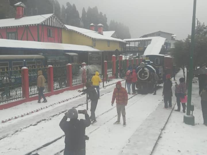 यह ट्रेन मात्र दो फीट चौड़ी रेलवे लाइन पर चलती है. इसीलिए इसे नैरो गेज लाइन भी कहा जाता है. पहाड़ियों पर बने घुमावदार ट्रैक से जब ट्रेन गुजरती है तो लोग इस नजारे को कैद करने के लिए जी-जान लगा देते हैं.