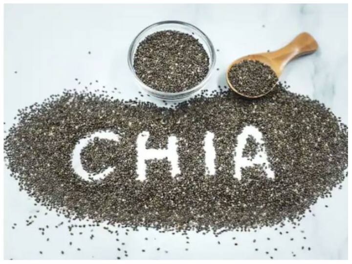 Chia Seeds Use And Recipe: मोटापा कम करने के लिए डाइट में चिया सीड्स जरूर शामिल करें. चिया सीड्स से शरीर को विटामिन, प्रोटीन और ओमेगा-3 फैटी एसिड मिलता है. इसमें भरपूर फाइबर होता है जिससे काफी देर तक पेट भरा रहता है.