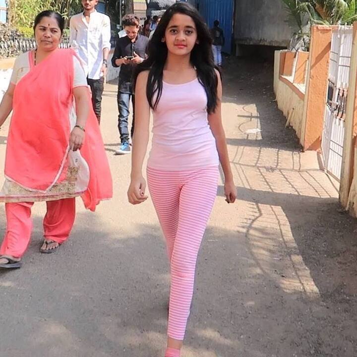 बिनधास्त काव्या यूट्युबर प्रसिद्ध असून, तिचे यूट्युबवर 4.32 मिलियन सबक्रायबर्स आहेत.