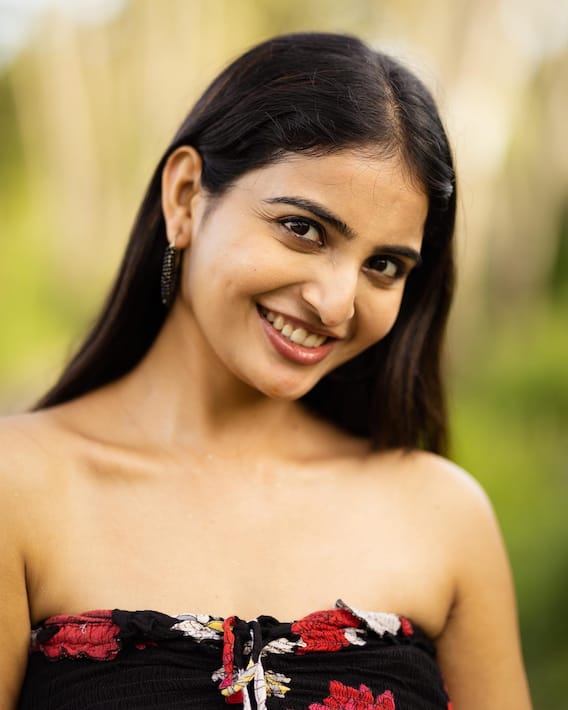 Ananya Nagalla: పొట్టి గౌనులో అనన్యా నాగళ్ల అందాల జాతర