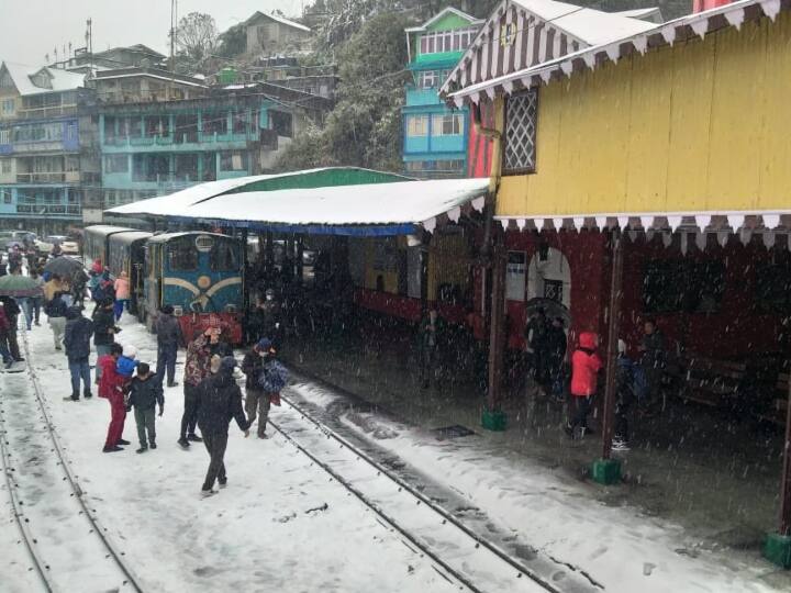 कई बार यह ट्रेन सड़क को एक तरफ से दूसरी तरफ क्रॉस भी करती है. इसके लिए कोई रेलवे क्रॉसिंग नहीं रखी गई है. क्योंकि लोग इस ट्रेन के संचालन को अच्छी तरह से जानते हैं. ट्रेन आसपास दिखाई देने पर वह रेलवे लाइन से दूर हो जाते हैं.