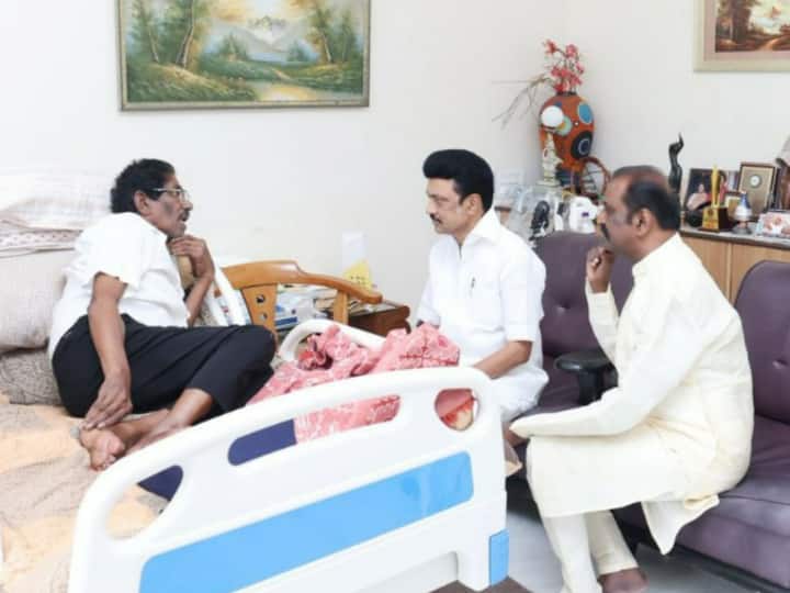 TN CM Stalin Meets Film Director Bharathiraja In Neelankarai After His Discharge From Hospital TN CM Stalin Meets Director Bharathiraja In Neelankarai After Ace Filmmaker Gets Discharged From Hospital