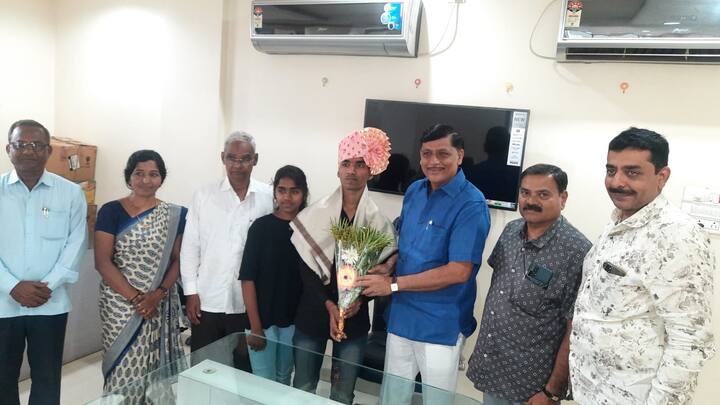 त्याच्या पुढील शिक्षणासाठी 'आधार माणुसकीचा'चे अध्यक्ष संतोष पवार, भारतीय शिक्षण प्रसारक संस्थेचे स्थानिक कार्यवाह विपीन क्षीरसागर, भारतीय जैन संघटनेचे मराठवाडा अध्यक्ष धनराज सोळंकी, सेवानिवृत्त अभियंता परमेश्वर भिसे, सेवानिवृत्त शिक्षण अधिकारी रवी लोमटे यांनी त्याच्या पुढील शिक्षणाची जबाबदारी घेतली आहे.