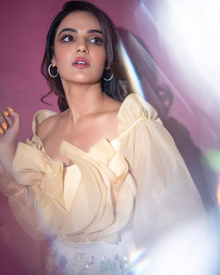 जैस्मिन भसीन सोशल मीडिया पर काफी एक्टिव रहती हैं. इंस्टाग्राम पर फैंस उनके पोस्ट का बेसब्री से इंतजार करते हैं.