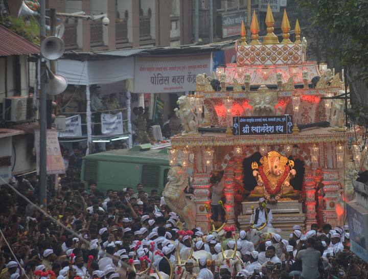 श्रीमंत दगडूशेठ हलवाई सार्वजनिक गणपती ट्रस्ट, सुवर्णयुग तरुण मंडळ च्यावतीने ट्रस्टच्या १३० व्या वर्षानिमित्त आयोजित गणेशोत्सवाची सांगता मिरवणूक लक्ष्मी रस्त्यावरून शनिवारी सकाळी थाटात निघाली.