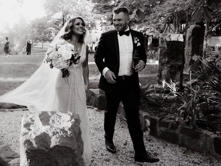 Aaron Finch और Amy Griffiths ने लंबे वक्त तक साथ रहने के बाद अप्रैल 2018 में शादी रचाई. फिंच ने IPL के दौरान एमी को शादी के लिए मनाया था.