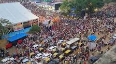 PHOTO : गिरगाव चौपाटीवर गणेशभक्तांचा पूर; गणरायाला निरोप देण्यासाठी अजूनही तुफान गर्दी