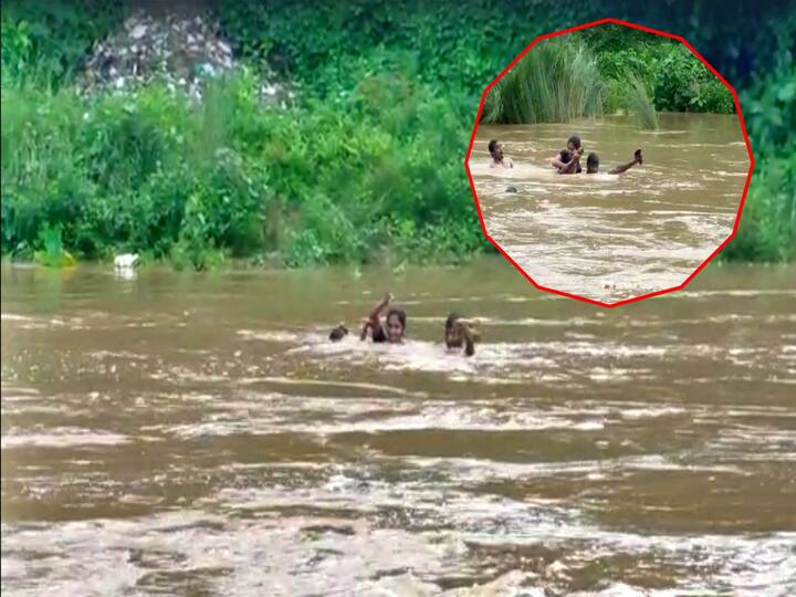 Vizianagaram Champa river floods student crossed river to attend exam Video viral Vizianagaram News : పరీక్ష కోసం పీకల్లోతు వరదలో, యువతి సాహసంపై నెటిజన్ల ప్రశంసలు!