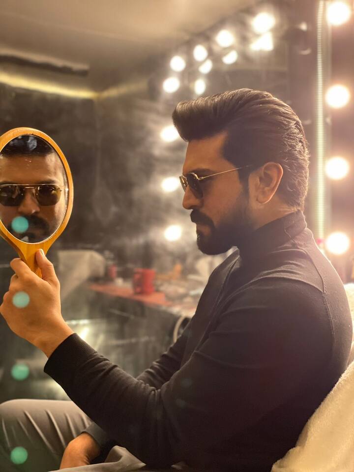 Ram Charan Latest Look : మిర్రర్ లో నుంచి రామ్ చరణ్ చూస్తున్న ఈ లుక్ బావుంది కదూ! (Image courtesy - @alwaysramcharan/Instagram)