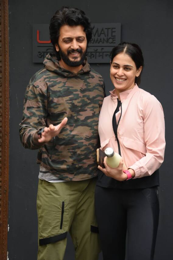 Genelia: బాంద్రా జిమ్ దగ్గర జెనీలియా,  రితేశ్‌ దేశ్‌ముఖ్‌ దంపతులు