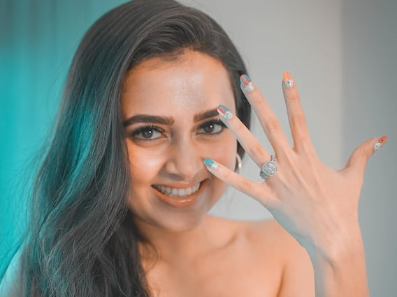 Tejasswi Prakash को किसने पहना दी अंगूठी ? क्या शादी करने वाले हैं Tejran ? | ENT LIVE