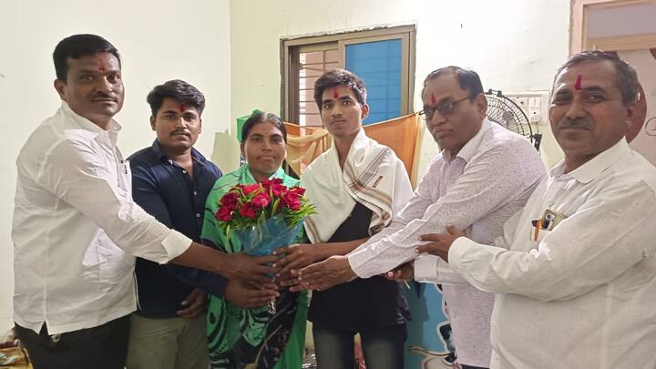 आयुष्यात ज्यांना आपले ध्येय गाठायचे असते ते वाटेत येणाऱ्या अडचणी संदर्भात तक्रारी करत बसत नाहीत तर मेहनत आणि जिद्दीच्या जोरावर यशाच्या शिखरावर जाऊन पोहोचतात.