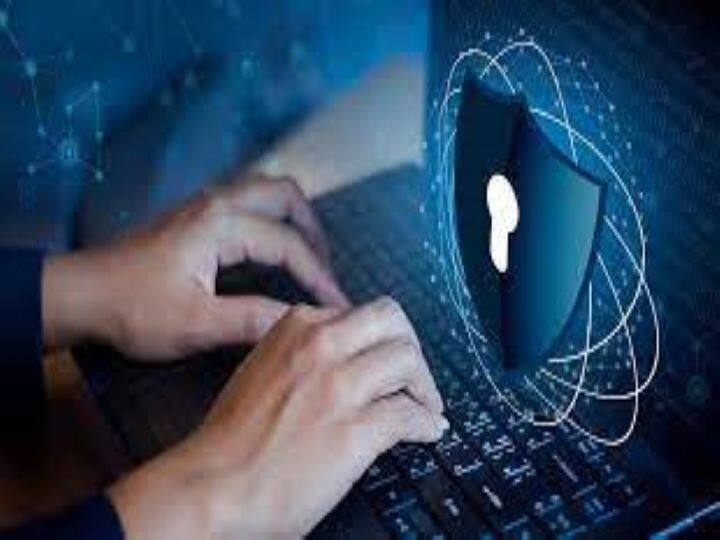 यदि आप सावधानी न बरतें तो कोई आपका पासवर्ड चुराकर अकाउंट से पैसे निकाल सकता है. कोई फिशिंग के जरिये भी आपको नुकसान पहुंचा सकता हैं. साइबर ठग अक्सर कोई ऑफर बताकर, कभी आपके एकाउंट में नंबर अपडेट करने को लेकर तो कभी किसी और बहाने से ठगी का जाल बुनते हैं.