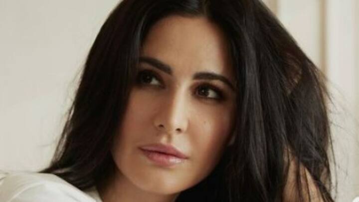 কিন্তু তাঁর মনের নায়ক অর্থাৎ ভিকি কৌশল সম্পর্কে হঠাৎ এ কী কথা বললেন ক্যাট? মসান-র নায়ক নাকি তাঁর 'রেডারেই' ছিলেন না, 'কফি উইফ করণ'-এ স্বীকারোক্তি অভিনেত্রীর।