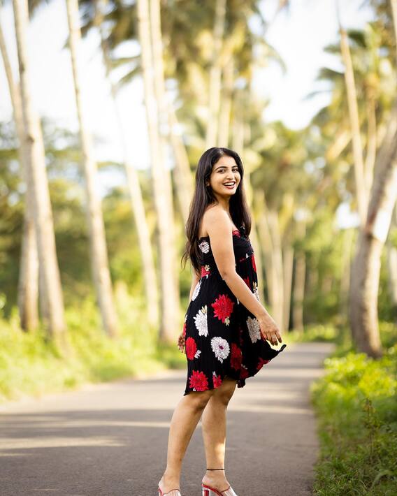 Ananya Nagalla: పొట్టి గౌనులో అనన్యా నాగళ్ల అందాల జాతర