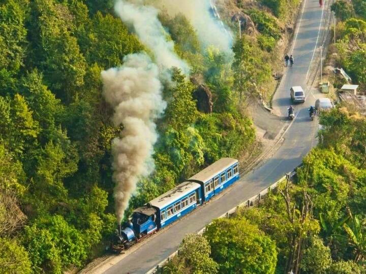 यह ट्रेन दार्जिलिंग से पहले विभिन्न बस्ती, मोहल्ले और बाजारों में होकर गुजरती है. छोटी रेलवे लाइन होने की वजह से यह ट्रेन काफी धीमी चलती है. यही धीमी चाल ही लोगों को बहुत पसंद आती है.