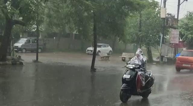 Gujarat Rain : Heavy rainfall in Rajkot city , Sabarkantha and Arvalli Gujarat Rain : રાજ્યના વાતાવરણમાં ફરી એકવાર પલટો, કયા કયા જિલ્લામાં વરસાદનો પ્રારંભ?