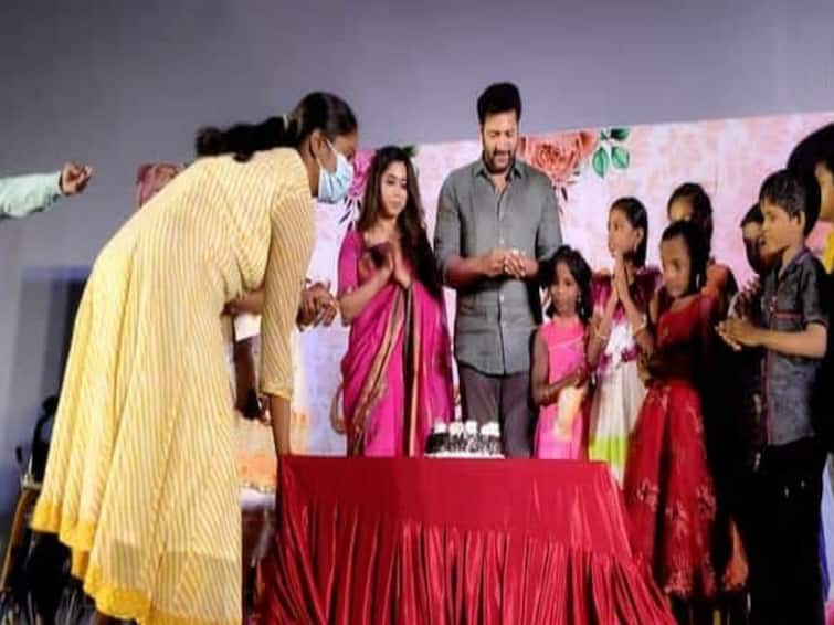 Jayam Ravi celebrated his birthday with his children at the ashram Jayam Ravi : தனது 42-வது பிறந்தநாளை ஆசிரமத்தில் குழந்தைகளுடன் கொண்டாடிய ஜெயம் ரவி...!