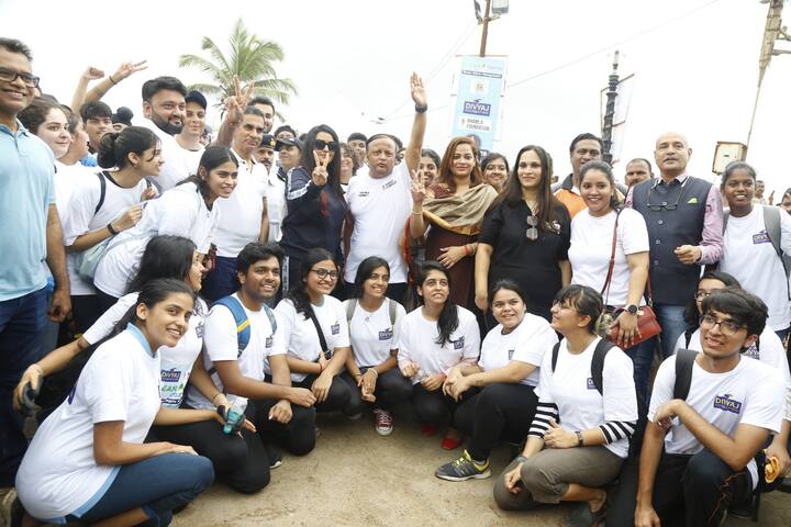 शहर नागरी प्राधिकरणाच्या प्रयत्नांना पाठिंबा देताना, गणपती विसर्जनानंतर शहरातील समुद्रकिनाऱ्यांच्या चिंताजनक समस्येबद्दल जनजागृती करण्याच्या प्रयत्नात अमृता फडणवीस यांनी आज मुंबईतील जुहू बीचवर स्वच्छता मोहिम राबवली आहे.