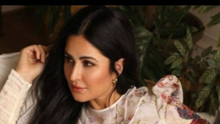 গ্ল্যামার থেকে নাচে দক্ষতা, ভক্তরা তাঁর প্রশংসা করতে ক্লান্ত হন না। 'নমস্তে লন্ডন' থেকে 'রাজনীতি', নানা ঘরানার ছবিতে নিজের পারফরম্যান্স দিয়ে অনেকের মন জয় করেছেন ক্যাটরিনা কাইফ।