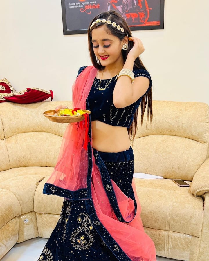 यु ट्यूब आणि सोशल मीडियावर मिलियन्समध्ये फॉलोअर्स असलेली बिनधास्त काव्या