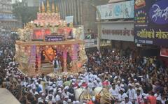 Pune ganesh Festival 2022: डोळ्यांचं पारणं फेडणारं दृष्य! हजारो पुणेकरांच्या उपस्थितीत दगडूशेठ गणपतीची दिमाखदार मिरवणूक