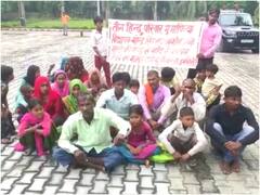 अमरोहा में MLA महेंद्र खड़कोवंशी पर जमीन कब्जाने का आरोप, पीड़ित परिवारों ने दिया धरना