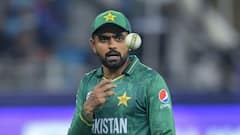 বাবরের মতামত না নিয়েই রিভিউয়ের ইশারা, ক্ষুব্ধ পাক অধিনায়ক আম্পায়ারকে কী বললেন?