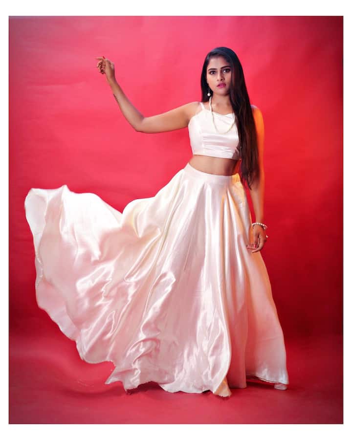 ఆరోహి ఉంటుందో, ఎలిమినేట్ అవుతుందో తెలుసుకోవాలంటే ఒక రోజు ఆగాలి. -Image Credit: Arohi rao/Instagram