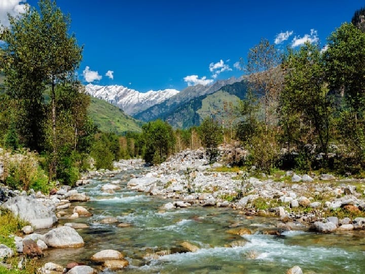 इसके पैकेज में आपको हर दिन ब्रेकफास्ट और डिनर की सुविधा मिलेगी. इसके साथ ही आपको रात में रुकने के लिए होटल की भी सुविधा मिलेगी. इस पूरे पैकेज में आपका ट्रैवल इंश्योरेंस कराया जाता हैं जिसका खर्च पैकेज में शामिल होता हैं. इस ट्रेन पैकेज में आपको 3 एसी का टिकट मिलता है.