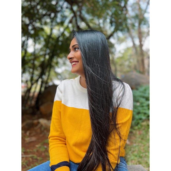 అమ్మానాన్న లేకుండా అమ్మమ్మ దగ్గరే పెరిగింది.  ఆర్ధికంగా ఎన్నో కష్టాలు పడింది. -Image Credit: Arohi rao/Instagram