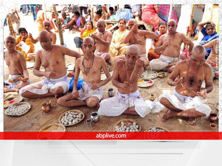 पितृ पक्ष के दौरान अगर गाय खुद आपके दरवाजे पर आती है तो इसे एक शुभ संकेत माना जाता है. ऐसे में गाय को अपने दरवाजे से भूलकर भी ना दुत्कारें. ऐसा करने से आपके परिजन आपसे नाराज हो सकते हैं.