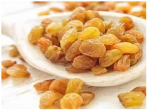 આયર્નની ઉણપને દૂર કરવા માટે બદામ ચોક્કસ ખાઓ. ખાસ કરીને તેમાં પલાળેલી કિસમિસ ખાવાથી આયર્નની ઉણપને દૂર કરી શકાય છે. તેનાથી હિમોગ્લોબિન વધે છે.