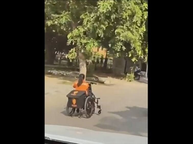Specially-abled Swiggy Delivery Agent Rides Wheelchair to Deliver Food - Heartwarming Watch Video Watch Video: வீல் சேரில் உணவு டெலிவரி செய்யும் மாற்றுத்திறனாளி பெண்:  வைரல் வீடியோ